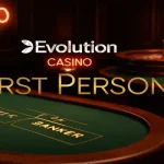 에볼루션 1인칭 카지노 게임 메인 화면, 3D 애니메이션 바카라 테이블과 룰렛 휠, 블랙잭 카드가 보이는 RNG 기반 카지노 인터페이스 이미지