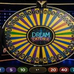 에볼루션 드림캐쳐 메인 게임 화면, 54개 섹션으로 구성된 대형 회전판과 라이브 딜러가 진행하는 모습을 보여주는 이미지